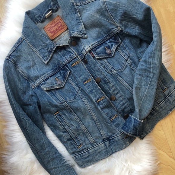 Cute Levi’s Denim Jacket - Picture 2 of 4
